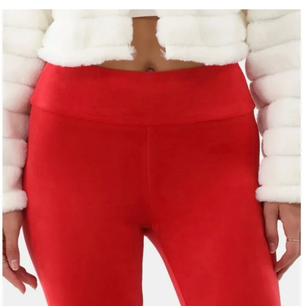 Christmas Legging’s Size XL 2X hugs your curvy body shape.